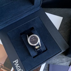 小号26mm 伯爵闪耀款上线。Limelight Gala系列的女性钻石手表是绝对诱惑的标志，表盘独特的6与9的造型，混合艺术，设计和珠宝，他们赞扬充满活力和大胆女性气质。在伯爵的眼里，每一位演绎人生故事的女主角，都注定拥有出众魅力！别出心裁，不断进阶超越。尺寸：26mm  机芯：瑞士朗达机芯 玻璃：蓝宝石镜面 皮带：美洲鳄鱼皮