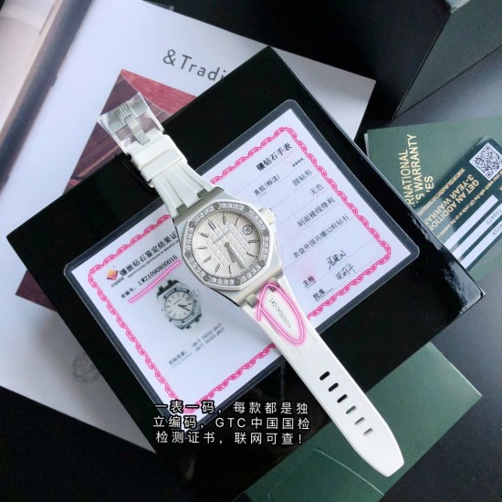 (真正高端稀有品)爱彼A皇家橡树离岸系列37mm石英女表,瑞士进口石英机芯 此款爱彼是女款,不仅拥有男表的硬朗霸气风格,还增加了几分柔美、使得女装腕表更加时尚个性也是当下最热门的爱彼女式腕表之一!表壳904精钢镶钻32颗2.05mm大小明亮式vvs级别切割美钻(约1.02克拉)带来非凡触感与视觉享受,据爱彼柜台sale介绍他们的钻石只用D色镶嵌,呈现璀璨光泽,这才是珠宝手表才有的态度 表带采用白色液态硅胶经欧盟认证环保材质制成脏了可用清水冲洗干净或湿纸巾擦净即可,❤️非常难得的款式希望你们不要错过 (真正高端稀有品)爱彼A皇家橡树离岸系列37mm石英女表,瑞士进口石英机芯 此款爱彼是女款,不仅拥有男表的硬朗霸气风格,还增加了几分柔美、使得女装腕表更加时尚个性也是当下最热门的爱彼女式腕表之一!表壳904精钢镶钻32颗2.05mm大小明亮式vvs级别切割美钻(约1.02克拉)带来非凡触感与视觉享受,据爱彼柜台sale介绍他们的钻石只用D色镶嵌,呈现璀璨光泽,这才是珠宝手表才有的态度 表带采用白色液态硅胶经欧盟认证环保材质制成脏了可用清水冲洗干净或湿纸巾擦净即可,❤️非常难得的款式希望你们不要错过