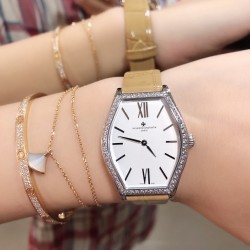 实拍 江诗丹顿-Vacheron Constantin 作为世界上历史悠久的钟表制造商从未停止生产，秉承悉力以赴，精益求精的品牌座右铭，其中有一款-Malte系列25530/000R-9742，经典酒桶型婉表，防磨水晶镜面，内部经反光处理，配置瑞士原装石英机芯，尺寸28.40*38.67毫米，厚度7.28毫米。表壳电镀18K白金/玫瑰金，表带有布绢带，牛皮带两种选择，针扣配带.市面最高版本，你值得拥有！
