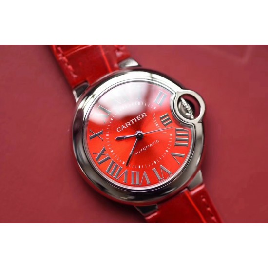V6出品 CARTIER卡地亚蓝气球系列WSBB0022腕表,蓝气球系列,新款,中国红,尺寸:33*11毫米,悦目的红色,既象征爱情的热烈,也传达团圆的喜悦。浓情蜜意,化作红色鳄鱼皮表带,在爱人的腕间缠绕;凸圆形尖晶石镶嵌在凹槽式表冠,优雅而静谧;红色阳光射线纹饰表盘流光溢彩,如绚烂的红玫瑰,见证幸福与喜悦的时刻;剑形银色指针精准地记录下永恒的挚爱宣言,触动爱的心跳。此次一次性发售的卡地亚“中国红”蓝气球腕表,将为2020新年带来鸿运好彩头。 V6出品 CARTIER卡地亚蓝气球系列WSBB0022腕表,蓝气球系列,新款,中国红,尺寸:33*11毫米,悦目的红色,既象征爱情的热烈,也传达团圆的喜悦。浓情蜜意,化作红色鳄鱼皮表带,在爱人的腕间缠绕;凸圆形尖晶石镶嵌在凹槽式表冠,优雅而静谧;红色阳光射线纹饰表盘流光溢彩,如绚烂的红玫瑰,见证幸福与喜悦的时刻;剑形银色指针精准地记录下永恒的挚爱宣言,触动爱的心跳。此次一次性发售的卡地亚“中国红”蓝气球腕表,将为2020新年带来鸿运好彩头。