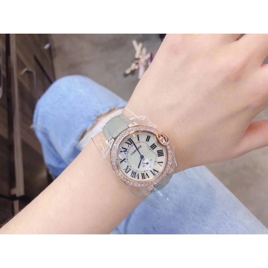 卡地亚 CARTIER 蓝气球奢华系列,316L精钢材质,简约又别具品味,摒弃了现代盛行的繁复华丽的修饰,以简约重新诠释唯美,打造独家高品质,采用高级珍珠贝母制作出表盘,优雅精致高贵气质尽显无漏。尺寸36mm*12mm。 卡地亚 CARTIER 蓝气球奢华系列,316L精钢材质,简约又别具品味,摒弃了现代盛行的繁复华丽的修饰,以简约重新诠释唯美,打造独家高品质,采用高级珍珠贝母制作出表盘,优雅精致高贵气质尽显无漏。尺寸36mm*12mm。