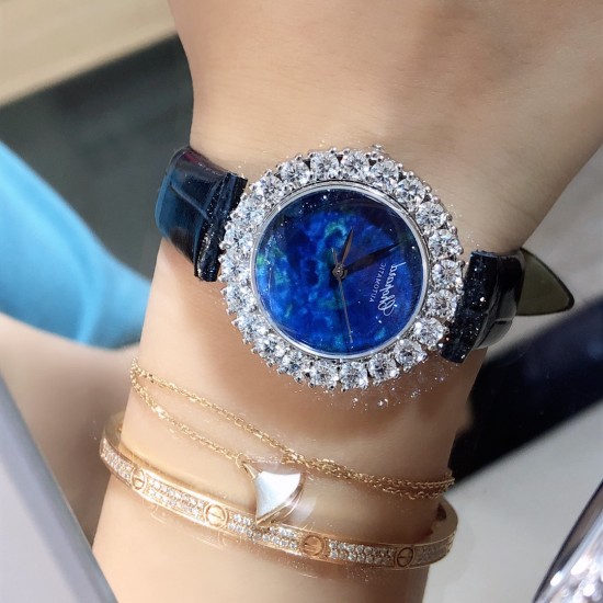 实拍 萧邦新款不断 重点推荐 重磅来袭 LHEUR DU DIAMANT珠宝镶系列,全套精钢镂空打造,光滑精致无暇,采用最新手法三爪镶石工艺,与原装正品一致,尺寸及细节完美至无可挑剔,整表美轮美奂由你任意搭配出行或各种宴会派对,该款专用进口机械机芯,整机保持原状态无改动,稳定性众所周知!表扣饱满不显臃肿,七颗钻石及整个表扣呈现的弧度与镂空的鸟巢壳身完美绝配,搭配之对应效果令你无可挑剔,表带制作精良,狠下本钱采用进口高光牛皮 一点也不逊于市场的一般鳄鱼皮。 实拍 萧邦新款不断 重点推荐 重磅来袭 LHEUR DU DIAMANT珠宝镶系列,全套精钢镂空打造,光滑精致无暇,采用最新手法三爪镶石工艺,与原装正品一致,尺寸及细节完美至无可挑剔,整表美轮美奂由你任意搭配出行或各种宴会派对,该款专用进口机械机芯,整机保持原状态无改动,稳定性众所周知!表扣饱满不显臃肿,七颗钻石及整个表扣呈现的弧度与镂空的鸟巢壳身完美绝配,搭配之对应效果令你无可挑剔,表带制作精良,狠下本钱采用进口高光牛皮 一点也不逊于市场的一般鳄鱼皮。