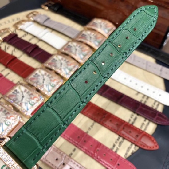 法兰克穆勒 Franck Muller 长岛系列腕表、深受时尚白领及众多明星追捧的顶级品牌,以经典的长方形线条设计呈现、精湛的制表工艺,默默绽放着美丽的光泽。表圈华丽钻石镶嵌,如同精美的王冠,让整款腕表浸润在梦幻清澈的光芒之中。表盘上独特的数字刻度打破常规,流淌着别致的韵律,令人印象深刻。尺寸26mm*45mm*8mm。 法兰克穆勒 Franck Muller 长岛系列腕表、深受时尚白领及众多明星追捧的顶级品牌,以经典的长方形线条设计呈现、精湛的制表工艺,默默绽放着美丽的光泽。表圈华丽钻石镶嵌,如同精美的王冠,让整款腕表浸润在梦幻清澈的光芒之中。表盘上独特的数字刻度打破常规,流淌着别致的韵律,令人印象深刻。尺寸26mm*45mm*8mm。