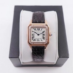 实拍 8848F Panthre de Cartier 卡地亚猎豹手表，华丽而不羁，是Panthre de Cartier猎豹所传达的美学风格。它线条流畅，魅惑动人，柔软服帖于腕间，宛若在肌肤上翩翩起舞。独特的造型彰显成熟优雅、自信动人的女性形象。表壳一体成型，搭配正品使用原装瑞士石英机芯，316L精钢壳套，镶嵌钻石 把头镶嵌一颗合成蓝色尖晶石，镀银表盘，剑形蓝钢指针，100%三度防水，尺寸：27 x 37毫米，22*30毫米，二个尺寸。每块表都有独立的机身编号。