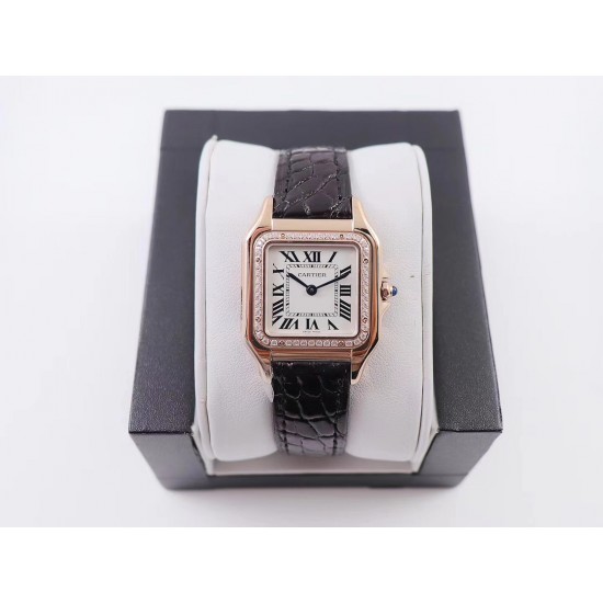 实拍 8848F Panthre de Cartier 卡地亚猎豹手表,华丽而不羁,是Panthre de Cartier猎豹所传达的美学风格。它线条流畅,魅惑动人,柔软服帖于腕间,宛若在肌肤上翩翩起舞。独特的造型彰显成熟优雅、自信动人的女性形象。表壳一体成型,搭配正品使用原装瑞士石英机芯,316L精钢壳套,镶嵌钻石 把头镶嵌一颗合成蓝色尖晶石,镀银表盘,剑形蓝钢指针,100%三度防水,尺寸:27 x 37毫米,22*30毫米,二个尺寸。每块表都有独立的机身编号。 实拍 8848F Panthre de Cartier 卡地亚猎豹手表,华丽而不羁,是Panthre de Cartier猎豹所传达的美学风格。它线条流畅,魅惑动人,柔软服帖于腕间,宛若在肌肤上翩翩起舞。独特的造型彰显成熟优雅、自信动人的女性形象。表壳一体成型,搭配正品使用原装瑞士石英机芯,316L精钢壳套,镶嵌钻石 把头镶嵌一颗合成蓝色尖晶石,镀银表盘,剑形蓝钢指针,100%三度防水,尺寸:27 x 37毫米,22*30毫米,二个尺寸。每块表都有独立的机身编号。