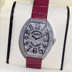 法兰克穆勒-FRANCK MULLER（FM），LADIESCOLLECTION系列，瑞士石英机芯，蓝宝石水晶玻璃，进口意大利牛皮制作仿真鳄鱼皮，光泽度饱满，316精钢镀14k金镶钻，尺寸34x39.5mm、厚度：8.5mm。