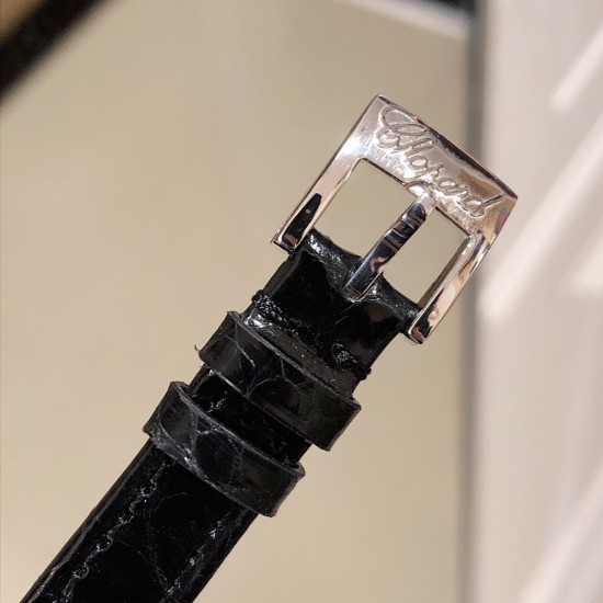 实拍 萧邦新品TWO O TEN系列小方壳珠宝系列集现代高素质制表工艺技术,精致由内而外,彰显每一处细节精细做工、极致臻美,朝气蓬勃迎着新一年自由奋斗精神小方壳身*28mm*26mm精钢表壳白金镶钻,金钻,玫瑰金钻挑选天然珍珠贝壳母数字面拱桥蓝宝石镜玻sapphire 日本Miyota 精选石英小机芯搭配美洲鳄鱼皮表带 实拍 萧邦新品TWO O TEN系列小方壳珠宝系列集现代高素质制表工艺技术,精致由内而外,彰显每一处细节精细做工、极致臻美,朝气蓬勃迎着新一年自由奋斗精神小方壳身*28mm*26mm精钢表壳白金镶钻,金钻,玫瑰金钻挑选天然珍珠贝壳母数字面拱桥蓝宝石镜玻sapphire 日本Miyota 精选石英小机芯搭配美洲鳄鱼皮表带