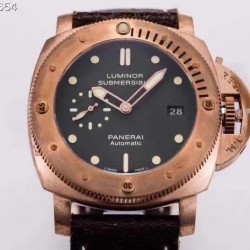 VS沛纳海 Pam382 升级V2啦！。机芯功能升级：时针单独调时  通过时针调历。机芯背透 ：摆轮与正品一致 螺丝孔位95%以上接近正品。47mm，搭载自动上链机芯，大家常说硬汉风格什么的，我觉得青铜382才是最最硬汉的沛纳海，不光在造型上够钢猛，青铜材质更是在经过岁月洗礼后变得不一样，有经历，有故事，有一种沧桑感，这才是真正的硬汉！敢死队同款哦！商品规格:默认规格