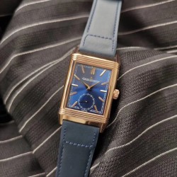 2020首发 积家 Reverso Tribute双面双时区翻转腕表 简洁的小三针正面素雅、温和，规整的反面拥有昼夜显示以及第二时区显示功能，佩戴者仅需一个翻转的瞬间，第二表盘的秘密便尽数呈现。腕表中有两种“面容”呈现，可以迎合佩戴者身处的场景、穿搭以及变换的喜好，既具备耐看的潜质，又可以随时随地更改“容颜”，令人沉迷。机芯:854A/2（百万级研发 手动机械 一机双面双时区）尺寸:49*29mm表带:意大利小牛皮