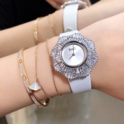 实拍 七夕好礼 PIAGET伯爵 Limelight非凡珍品腕表系列  表壳直径为33mm ，电镀白金，瑞士朗达石英机芯 。手表表壳由花瓣造型上镶嵌112颗特制切割方形钻石于表圈 彰显奢华 蓝宝石水晶镜面  搭配绸缎丝绢皮。这不仅是一款非凡的腕表，更堪称一件珠宝工艺杰作，完美结合创意 打破常规的切割，彰显着珠宝腕表的优雅魅力