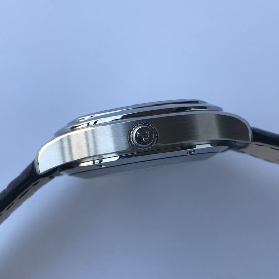 TW出品【高端品质复刻版】伯爵 黑带系列 Piaget BLACK -TIE系列GOA32017 男士腕表 枕形的表壳以不同的几何造型完美和谐地搭配在一起 体现出伯爵匠心独具的创意 造工精湛的机芯不仅拥有时 分和小秒针显示 同时还能区分昼夜 精确显示第二地时间 并配有大型日期显示窗 在设计典雅的表盘上清晰呈现各项功能 尺寸42mm 机芯型号 850P全自动机械 蓝宝石水晶玻璃 进口牛皮 原装折叠扣 是陪伴您外出旅游的最佳旅行腕表 TW出品【高端品质复刻版】伯爵 黑带系列 Piaget BLACK -TIE系列GOA32017 男士腕表 枕形的表壳以不同的几何造型完美和谐地搭配在一起 体现出伯爵匠心独具的创意 造工精湛的机芯不仅拥有时 分和小秒针显示 同时还能区分昼夜 精确显示第二地时间 并配有大型日期显示窗 在设计典雅的表盘上清晰呈现各项功能 尺寸42mm 机芯型号 850P全自动机械 蓝宝石水晶玻璃 进口牛皮 原装折叠扣 是陪伴您外出旅游的最佳旅行腕表