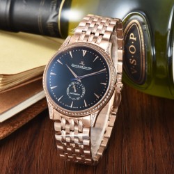 Jaeger-leCoultre Master Ultra Thin Moon积家超薄月相大师系列42mm腕表，简洁的线条设计，赏心悦目的表盘。 显示令表盘尽显活力，6位24小时指针宛如一幕和谐美妙的腕上芭蕾。透过玻璃底盖，机芯运行一目了然。这款厚度仅5.8毫米的超薄机芯向世人证实，超凡的技艺和极尽复杂的功能可以在狭小的空间内完美展现。顶级出品 精品不断