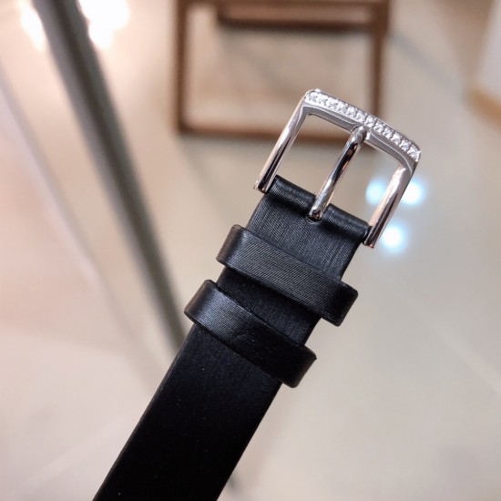 实拍 七夕好礼 PIAGET伯爵 Limelight非凡珍品腕表系列 表壳直径为33mm ,电镀白金,瑞士朗达石英机芯 。手表表壳由花瓣造型上镶嵌112颗特制切割方形钻石于表圈 彰显奢华 蓝宝石水晶镜面 搭配绸缎丝绢皮。这不仅是一款非凡的腕表,更堪称一件珠宝工艺杰作,完美结合创意 打破常规的切割,彰显着珠宝腕表的优雅魅力 实拍 七夕好礼 PIAGET伯爵 Limelight非凡珍品腕表系列 表壳直径为33mm ,电镀白金,瑞士朗达石英机芯 。手表表壳由花瓣造型上镶嵌112颗特制切割方形钻石于表圈 彰显奢华 蓝宝石水晶镜面 搭配绸缎丝绢皮。这不仅是一款非凡的腕表,更堪称一件珠宝工艺杰作,完美结合创意 打破常规的切割,彰显着珠宝腕表的优雅魅力
