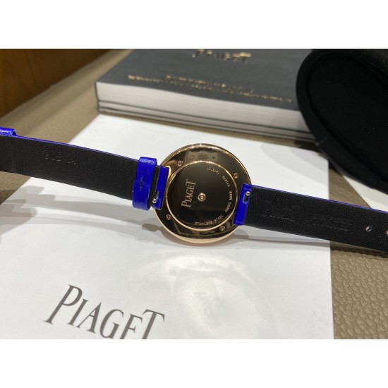 全网女生听我的!买它…❤️。 伯爵“时来运转”顶级奢侈品入门款第一眼看到它的时候我一眼就中,首先是外观设计足够百搭,旋转式表圈可自由转动,外层一圈可来回转动 很有寓意、一起“转动,遇见非凡”。百搭中号34尺寸!上手很秀气,彩色鳄鱼皮可轻松拆卸 看上去就高端,机芯采用瑞士进口石英机芯,螺旋式表圈316L精钢打磨抛光 表面光亮如镜、表盘内圈钻石刻度 11颗⭕️圆形美钻、外圈42颗圆形美钻 全网女生听我的!买它…❤️。 伯爵“时来运转”顶级奢侈品入门款第一眼看到它的时候我一眼就中,首先是外观设计足够百搭,旋转式表圈可自由转动,外层一圈可来回转动 很有寓意、一起“转动,遇见非凡”。百搭中号34尺寸!上手很秀气,彩色鳄鱼皮可轻松拆卸 看上去就高端,机芯采用瑞士进口石英机芯,螺旋式表圈316L精钢打磨抛光 表面光亮如镜、表盘内圈钻石刻度 11颗⭕️圆形美钻、外圈42颗圆形美钻