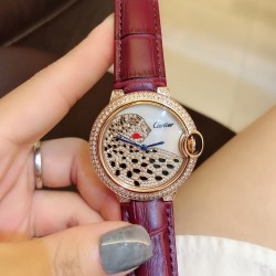 卡地亚 Cartier Ballon Bleu 蓝气球豹子系列腕表。316L精钢材质，瑞士石英机芯，瑰丽的腕表上搭配方形并缀有阳光放射纹的表盘，饰以密镶满钻的猎豹造型，豹脸的上方闪耀着电气石眼睛、黑漆斑纹以及时间显示因应移动上盖而显现或隐藏，如气球般轻盈、如蓝宝石般湛蓝，百搭典雅、奢华极致你值得拥有！！尺寸36mm*12mm。