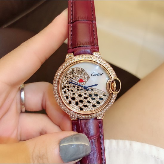 卡地亚 Cartier Ballon Bleu 蓝气球豹子系列腕表。316L精钢材质,瑞士石英机芯,瑰丽的腕表上搭配方形并缀有阳光放射纹的表盘,饰以密镶满钻的猎豹造型,豹脸的上方闪耀着电气石眼睛、黑漆斑纹以及时间显示因应移动上盖而显现或隐藏,如气球般轻盈、如蓝宝石般湛蓝,百搭典雅、奢华极致你值得拥有!!尺寸36mm*12mm。 卡地亚 Cartier Ballon Bleu 蓝气球豹子系列腕表。316L精钢材质,瑞士石英机芯,瑰丽的腕表上搭配方形并缀有阳光放射纹的表盘,饰以密镶满钻的猎豹造型,豹脸的上方闪耀着电气石眼睛、黑漆斑纹以及时间显示因应移动上盖而显现或隐藏,如气球般轻盈、如蓝宝石般湛蓝,百搭典雅、奢华极致你值得拥有!!尺寸36mm*12mm。