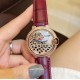 卡地亚 Cartier Ballon Bleu 蓝气球豹子系列腕表。316L精钢材质,瑞士石英机芯,瑰丽的腕表上搭配方形并缀有阳光放射纹的表盘,饰以密镶满钻的猎豹造型,豹脸的上方闪耀着电气石眼睛、黑漆斑纹以及时间显示因应移动上盖而显现或隐藏,如气球般轻盈、如蓝宝石般湛蓝,百搭典雅、奢华极致你值得拥有!!尺寸36mm*12mm。 卡地亚 Cartier Ballon Bleu 蓝气球豹子系列腕表。316L精钢材质,瑞士石英机芯,瑰丽的腕表上搭配方形并缀有阳光放射纹的表盘,饰以密镶满钻的猎豹造型,豹脸的上方闪耀着电气石眼睛、黑漆斑纹以及时间显示因应移动上盖而显现或隐藏,如气球般轻盈、如蓝宝石般湛蓝,百搭典雅、奢华极致你值得拥有!!尺寸36mm*12mm。