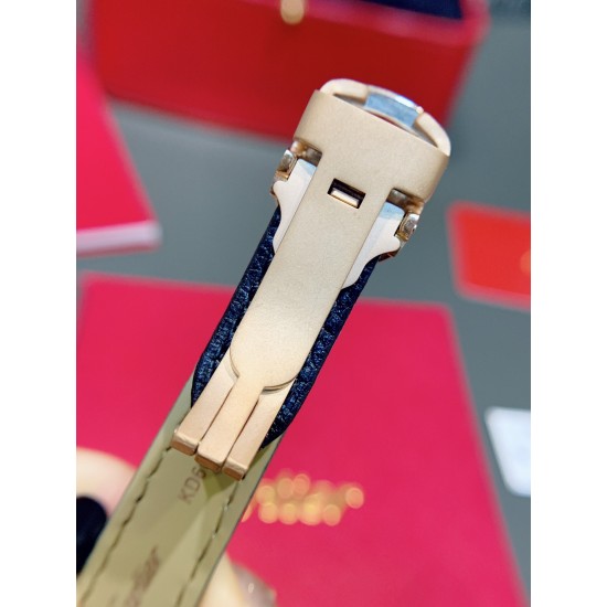 卡地亚-美国坦克-Cartier Tank Amricaine腕表,小号表款,三码合一。采用蓝宝水石晶镜面,瑞士石英机芯。原版开模,精钢表壳,八角形表冠,镶嵌一颗合成蓝色尖晶石,镀银表盘,剑形蓝钢指针,搭配原装光面折叠表扣,采用进口多色小牛皮。腕大表器优雅,深行受家青睐。表壳尺寸:34.80 x 19.00毫米。 卡地亚-美国坦克-Cartier Tank Amricaine腕表,小号表款,三码合一。采用蓝宝水石晶镜面,瑞士石英机芯。原版开模,精钢表壳,八角形表冠,镶嵌一颗合成蓝色尖晶石,镀银表盘,剑形蓝钢指针,搭配原装光面折叠表扣,采用进口多色小牛皮。腕大表器优雅,深行受家青睐。表壳尺寸:34.80 x 19.00毫米。