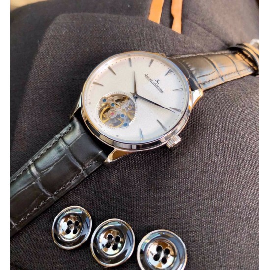 积家(Jaeger-LeCoultre)6字位置置设陀飞轮装置,表盘的设计简约,沉稳,表盘镶贴了立体锥形的时标刻度 腕表表壳采用42mm! 积家(Jaeger-LeCoultre)6字位置置设陀飞轮装置,表盘的设计简约,沉稳,表盘镶贴了立体锥形的时标刻度 腕表表壳采用42mm!