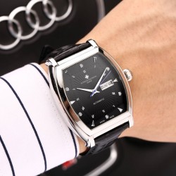 实物拍摄品牌：江诗丹顿 -Vacheron Constantin 酒桶型类型：[酷]男士腕表表壳：316精钢（做工优质）表带：进口小牛皮/316精钢（两种可选）机芯：原装进口8215全自动机械机芯（走时稳定）玻璃：高级强化镀膜镜面尺寸：直径41.5*43mm，厚度13mm