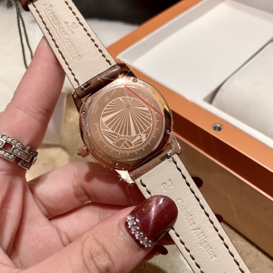 实拍 积家-Jaeger-LeCoultre DAZZLING RENDEZ- VOUS MOON约会系列月相珠宝腕表月之女神,是浪漫与柔美的象征,她掌管着大自然中的潮起潮落和季节更替,是艺术家与诗人们的灵感源泉,在温润莹亮的白色珍珠母贝映衬下,晶莹璀璨的钻石散发出夜空般的静谧之美,表圈镶嵌108颗钻石,组成两个环绕表壳的同心圆。由36颗以爪镶工艺镶嵌的钻石组成的外圈,为光芒闪耀的表圈营造出轻盈美妙的质感,尺寸36mm的精钢表壳搭配进口瑞士石英,采用蓝宝石水晶玻璃。 实拍 积家-Jaeger-LeCoultre DAZZLING RENDEZ- VOUS MOON约会系列月相珠宝腕表月之女神,是浪漫与柔美的象征,她掌管着大自然中的潮起潮落和季节更替,是艺术家与诗人们的灵感源泉,在温润莹亮的白色珍珠母贝映衬下,晶莹璀璨的钻石散发出夜空般的静谧之美,表圈镶嵌108颗钻石,组成两个环绕表壳的同心圆。由36颗以爪镶工艺镶嵌的钻石组成的外圈,为光芒闪耀的表圈营造出轻盈美妙的质感,尺寸36mm的精钢表壳搭配进口瑞士石英,采用蓝宝石水晶玻璃。