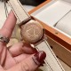 实拍 积家-Jaeger-LeCoultre DAZZLING RENDEZ- VOUS MOON约会系列月相珠宝腕表月之女神,是浪漫与柔美的象征,她掌管着大自然中的潮起潮落和季节更替,是艺术家与诗人们的灵感源泉,在温润莹亮的白色珍珠母贝映衬下,晶莹璀璨的钻石散发出夜空般的静谧之美,表圈镶嵌108颗钻石,组成两个环绕表壳的同心圆。由36颗以爪镶工艺镶嵌的钻石组成的外圈,为光芒闪耀的表圈营造出轻盈美妙的质感,尺寸36mm的精钢表壳搭配进口瑞士石英,采用蓝宝石水晶玻璃。 实拍 积家-Jaeger-LeCoultre DAZZLING RENDEZ- VOUS MOON约会系列月相珠宝腕表月之女神,是浪漫与柔美的象征,她掌管着大自然中的潮起潮落和季节更替,是艺术家与诗人们的灵感源泉,在温润莹亮的白色珍珠母贝映衬下,晶莹璀璨的钻石散发出夜空般的静谧之美,表圈镶嵌108颗钻石,组成两个环绕表壳的同心圆。由36颗以爪镶工艺镶嵌的钻石组成的外圈,为光芒闪耀的表圈营造出轻盈美妙的质感,尺寸36mm的精钢表壳搭配进口瑞士石英,采用蓝宝石水晶玻璃。