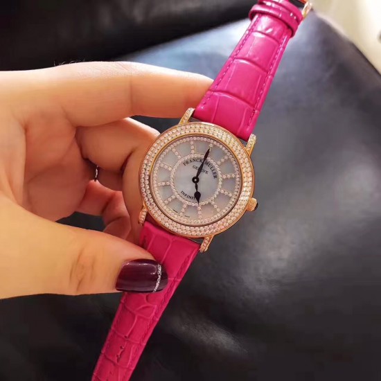 法兰克穆勒Franck muller ⏱FM新款镶钻简约女表✔️表壳表盘均选用进口5A水钻镶嵌、绝不掉钻‼️表盘很立体的双层字面、底层采用高端定制天然母贝、颜色炫彩自然、12个刻度用水钻镶嵌、立体感十足真皮表带、钢壳、进口石英机芯、蓝宝石水晶玻璃镜面、高品质、表盘直径约36毫米❗️这个夏天不离手的时尚单品 法兰克穆勒Franck muller ⏱FM新款镶钻简约女表✔️表壳表盘均选用进口5A水钻镶嵌、绝不掉钻‼️表盘很立体的双层字面、底层采用高端定制天然母贝、颜色炫彩自然、12个刻度用水钻镶嵌、立体感十足真皮表带、钢壳、进口石英机芯、蓝宝石水晶玻璃镜面、高品质、表盘直径约36毫米❗️这个夏天不离手的时尚单品