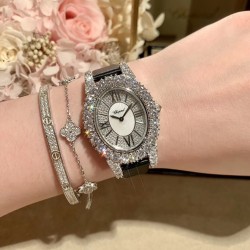 实拍 萧邦  LHEURE DU DIAMANT MEDIUM OVAL 此款LHeure du Diamant 椭圆形切割贝壳雕纹镶钻表盘 环以点缀钻石的表圈 优雅气韵 时尚风格和萧邦精湛的手工艺尽显无遗 光华耀眼
