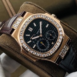 【PFF Factory2021牛年力作】V2升级版 【市场最高品质版本】百达.翡丽Patekphilippe运动系列（鹦鹉螺）5724（霸道总裁）升级版！1⃣️所有功能同正品（10字位动能显示，7字位日历和月相 4字位小秒针），和原装一样的带水平压纹图案，带荧光刻度 ！2⃣️直径40毫米，904L精钢镀金，蓝宝石玻璃镜面。3⃣️5722和5724款的外钻为施华洛世奇钻，通透闪亮，气质非凡。在目前技术范畴内尽可能接近原装，此款腕表可以让您驾驭所有场合！PFF匠心之作 欢迎您的品鉴