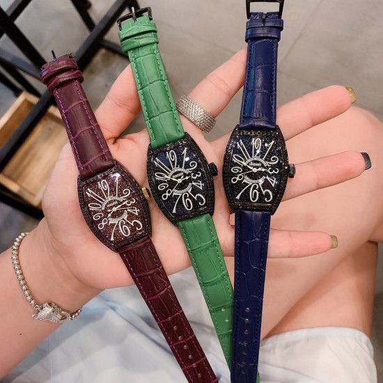 ✔️✔️法兰克穆勒 FranckMuller 36mm*45mm酒桶型表壳和夸张的弧度设计满足了小女生对FM的热爱✔️✔️