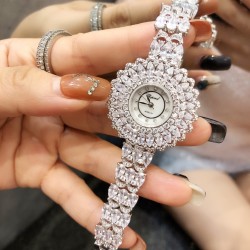 时装奢华版  肖邦-Chopard珠宝腕表：精致奢华；整表采用镶嵌技术；珍珠母贝；包镶流动水滴形透明锆钻，壳直径34mm 实拍 以创造艺术品的方式专注每一只腕表