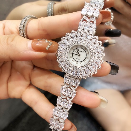 时装奢华版 肖邦-Chopard珠宝腕表:精致奢华;整表采用镶嵌技术;珍珠母贝;包镶流动水滴形透明锆钻,壳直径34mm 实拍 以创造艺术品的方式专注每一只腕表 时装奢华版 肖邦-Chopard珠宝腕表:精致奢华;整表采用镶嵌技术;珍珠母贝;包镶流动水滴形透明锆钻,壳直径34mm 实拍 以创造艺术品的方式专注每一只腕表