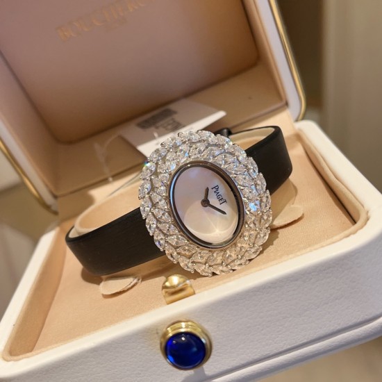伯爵-PIAGET 全新高级珠宝系列,18K白金.玫瑰金,镶饰两圈马眼型切割美钻一圈22颗(约3.84克拉)-共44颗高级珠宝制作的一大挑战;钻石散发的耀眼光芒,皮带采用轻柔的缎面材质,与钻石造型形成优雅对比。原装尺寸31 X37 mm 伯爵-PIAGET 全新高级珠宝系列,18K白金.玫瑰金,镶饰两圈马眼型切割美钻一圈22颗(约3.84克拉)-共44颗高级珠宝制作的一大挑战;钻石散发的耀眼光芒,皮带采用轻柔的缎面材质,与钻石造型形成优雅对比。原装尺寸31 X37 mm