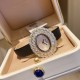 伯爵-PIAGET 全新高级珠宝系列,18K白金.玫瑰金,镶饰两圈马眼型切割美钻一圈22颗(约3.84克拉)-共44颗高级珠宝制作的一大挑战;钻石散发的耀眼光芒,皮带采用轻柔的缎面材质,与钻石造型形成优雅对比。原装尺寸31 X37 mm 伯爵-PIAGET 全新高级珠宝系列,18K白金.玫瑰金,镶饰两圈马眼型切割美钻一圈22颗(约3.84克拉)-共44颗高级珠宝制作的一大挑战;钻石散发的耀眼光芒,皮带采用轻柔的缎面材质,与钻石造型形成优雅对比。原装尺寸31 X37 mm
