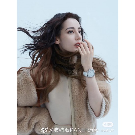 新品预告: 沛纳海PAM1306/迪丽热巴同款女表简约而不简单,是当下女生所喜爱的穿搭风格,这枚PAM1306腕表随性休闲,38毫米的超薄表壳设计,女孩子佩戴起来不仅没有负重感,而且舒适度很好,白色皮质表带提升了整体的随意感,表带上红色条状标识点亮了腕表的整体调调,并且它是集中性与优雅相结合的气质,让你既能驾驭大公主风,也能hold住温柔的一面,高级感十足。可甜、可飒,怎么搭都有自己的style~悄悄的告诉你,这枚1306可是时尚女王迪丽热巴同款腕表呦 新品预告: 沛纳海PAM1306/迪丽热巴同款女表简约而不简单,是当下女生所喜爱的穿搭风格,这枚PAM1306腕表随性休闲,38毫米的超薄表壳设计,女孩子佩戴起来不仅没有负重感,而且舒适度很好,白色皮质表带提升了整体的随意感,表带上红色条状标识点亮了腕表的整体调调,并且它是集中性与优雅相结合的气质,让你既能驾驭大公主风,也能hold住温柔的一面,高级感十足。可甜、可飒,怎么搭都有自己的style~悄悄的告诉你,这枚1306可是时尚女王迪丽热巴同款腕表呦