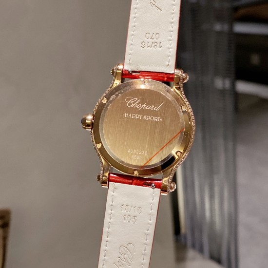 实拍 为你带来快乐——推出萧邦chopard Happy Sport满钻腕表!①卓越时计源于精湛工艺,双层蓝宝水晶玻璃之间,7颗施华洛世奇快乐彩钻活灵活现,完美诠释原装的韵味和感觉,镶满钻的表壳比例匀称,做工精湛,颗颗美钻饱满挺拔。②字面为了追求完美,耗时耗力,每一个刻度和英文logo都经过多次的独立开模,耗费多套模板,为你带来最接近原装的字面效果!③机芯采用进口石英机芯走时精准,④表带方面,为追求极致以及每一位客户的体验感,不惜成本采用牛皮皮表带,为你带来最高的体验手感制表技艺和宝石镶嵌完美融合! 实拍 为你带来快乐——推出萧邦chopard Happy Sport满钻腕表!①卓越时计源于精湛工艺,双层蓝宝水晶玻璃之间,7颗施华洛世奇快乐彩钻活灵活现,完美诠释原装的韵味和感觉,镶满钻的表壳比例匀称,做工精湛,颗颗美钻饱满挺拔。②字面为了追求完美,耗时耗力,每一个刻度和英文logo都经过多次的独立开模,耗费多套模板,为你带来最接近原装的字面效果!③机芯采用进口石英机芯走时精准,④表带方面,为追求极致以及每一位客户的体验感,不惜成本采用牛皮皮表带,为你带来最高的体验手感制表技艺和宝石镶嵌完美融合!