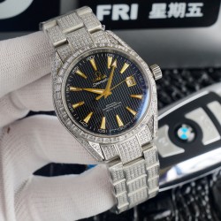 原版复刻 欧米茄镶钻系列，直径40mm，厚度9mm，所有配零件与官版互通！尺寸重量均与正版一致！【机芯】ETA2824机芯,所有机芯出厂均严格调试确保走时精准。【表壳表扣】与原版一致材质的316L精钢表壳搭配316L精钢表带/原装保险扣，表扣跟原装一样是镶钻的，3.表带的每一节带粒都是镶有三排钻石的，完全吻合原版【表镜】抗刮损蓝水晶玻璃采用进口南非钻，历经数日的手工镶嵌而成，不易掉钻。是手表中一款比较超薄的机械表，质量保证，价格贴心！拥有即贴心！⚠️请认准独家品质