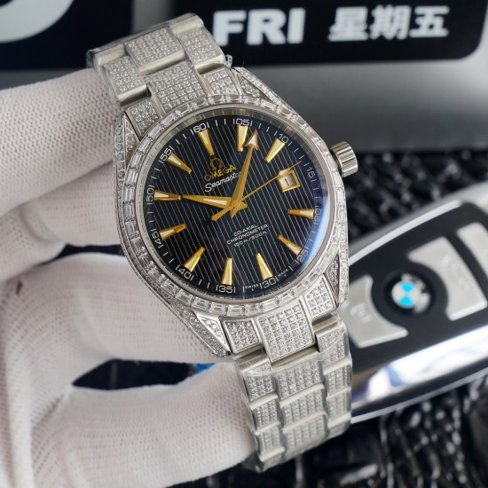 原版复刻 欧米茄镶钻系列,直径40mm,厚度9mm,所有配零件与官版互通!尺寸重量均与正版一致!【机芯】ETA2824机芯,所有机芯出厂均严格调试确保走时精准。【表壳表扣】与原版一致材质的316L精钢表壳搭配316L精钢表带/原装保险扣,表扣跟原装一样是镶钻的,3.表带的每一节带粒都是镶有三排钻石的,完全吻合原版【表镜】抗刮损蓝水晶玻璃采用进口南非钻,历经数日的手工镶嵌而成,不易掉钻。是手表中一款比较超薄的机械表,质量保证,价格贴心!拥有即贴心!⚠️请认准独家品质 原版复刻 欧米茄镶钻系列,直径40mm,厚度9mm,所有配零件与官版互通!尺寸重量均与正版一致!【机芯】ETA2824机芯,所有机芯出厂均严格调试确保走时精准。【表壳表扣】与原版一致材质的316L精钢表壳搭配316L精钢表带/原装保险扣,表扣跟原装一样是镶钻的,3.表带的每一节带粒都是镶有三排钻石的,完全吻合原版【表镜】抗刮损蓝水晶玻璃采用进口南非钻,历经数日的手工镶嵌而成,不易掉钻。是手表中一款比较超薄的机械表,质量保证,价格贴心!拥有即贴心!⚠️请认准独家品质