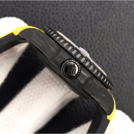 劳力士Rolex Daytona翡翠夜光全碳纤维GMT横空出世 这款获得天文台认证的首款全碳纤维GMT搭载2836全自动机械 蓝宝石抗刮损水晶镜面 碳纤维字面 完美复刻 原装同步橡树胶带 原装扣 更加柔软舒适 方便佩戴 爱不释手的劳力士GMT 品不完的一劳永逸!!! 劳力士Rolex Daytona翡翠夜光全碳纤维GMT横空出世 这款获得天文台认证的首款全碳纤维GMT搭载2836全自动机械 蓝宝石抗刮损水晶镜面 碳纤维字面 完美复刻 原装同步橡树胶带 原装扣 更加柔软舒适 方便佩戴 爱不释手的劳力士GMT 品不完的一劳永逸!!!