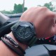 沛纳海 PANERAI 潜行系列型号PAM00961 震撼登场 引领潮流，精工细琢，雕花工艺全新升级，整表采用316精钢雕刻，纹路圆润清晰，极具历史感与复古色彩！机芯调测及打磨无人能及，全自动机械机芯 碳纤维字面更是给人以惊艳之感 非传奇不塑！三杰精致推荐男士机械腕表 SJ为你精心打造超真实实物图拍摄 让你超真实实物图体验