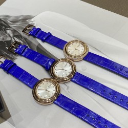 伯爵Possession时来运转系列全网女生听我的！买它…❤️。      伯爵“时来运转”顶级奢侈品入门款第一眼看到它的时候我一眼就中，首先是外观设计足够百搭，旋转式表圈可自由转动，外层一圈可来回转动 很有寓意、一起“转动，遇见非凡”。百搭中号34尺寸！上手很秀气，彩色鳄鱼皮可轻松拆卸 看上去就高端，机芯采用瑞士进口石英机芯，螺旋式表圈316L精钢打磨抛光 表面光亮如镜、表盘内圈钻石刻度 11颗⭕️圆形美钻、外圈42颗圆形美钻