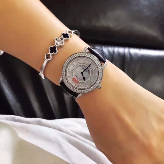 法兰克穆勒Franck muller ⏱FM新款镶钻简约女表✔️表壳表盘均选用进口5A水钻镶嵌、绝不掉钻‼️表盘很立体的双层字面、底层采用高端定制天然母贝、颜色炫彩自然、12个刻度用水钻镶嵌、立体感十足真皮表带、钢壳、进口石英机芯、蓝宝石水晶玻璃镜面、高品质、表盘直径约36毫米❗️这个夏天不离手的时尚单品 法兰克穆勒Franck muller ⏱FM新款镶钻简约女表✔️表壳表盘均选用进口5A水钻镶嵌、绝不掉钻‼️表盘很立体的双层字面、底层采用高端定制天然母贝、颜色炫彩自然、12个刻度用水钻镶嵌、立体感十足真皮表带、钢壳、进口石英机芯、蓝宝石水晶玻璃镜面、高品质、表盘直径约36毫米❗️这个夏天不离手的时尚单品