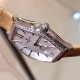 实拍 江诗丹顿-Vacheron Constantin 作为世界上历史悠久的钟表制造商从未停止生产,秉承悉力以赴,精益求精的品牌座右铭,其中有一款-Malte系列25530/000R-9742,经典酒桶型婉表,防磨水晶镜面,内部经反光处理,配置瑞士原装石英机芯,尺寸28.40*38.67毫米,厚度7.28毫米。表壳电镀18K白金/玫瑰金,表带有布绢带,牛皮带两种选择,针扣配带.市面最高版本,你值得拥有! 实拍 江诗丹顿-Vacheron Constantin 作为世界上历史悠久的钟表制造商从未停止生产,秉承悉力以赴,精益求精的品牌座右铭,其中有一款-Malte系列25530/000R-9742,经典酒桶型婉表,防磨水晶镜面,内部经反光处理,配置瑞士原装石英机芯,尺寸28.40*38.67毫米,厚度7.28毫米。表壳电镀18K白金/玫瑰金,表带有布绢带,牛皮带两种选择,针扣配带.市面最高版本,你值得拥有!
