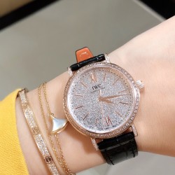 【IWC 2019推出女士全新 Portofino波涛菲诺系列】1⃣️:壳套尺寸34mm/8.8mm采用316精钢材质打磨，每个壳套全程CNC处理所有细节达到完美2⃣️:采用进口日本9015天文台级别经过本厂严格把控 调试 达到零返修稳定性3⃣️:采用瑞士蓝宝石镜面 通透明亮4⃣️字面采用简洁的条丁罗马和表盘十二颗设计呈现出精致典雅之感5⃣️:表带采用原装快速更换系统搭配意大利小牛皮皮质柔软细腻:有六种颜色可选(绿色，兰色，黑色，深棕，酒红，粉色)6⃣️:原装表扣采用316精钢材质打磨