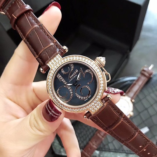 CARTIER-- 卡地亚最新款水壶爆款系列!✨独特镶钻贝母清晰阿拉伯数字,水壶把头锁精巧别致,镶嵌施华洛世奇水钻表壳,镜面持久耐磨,瑞士石英机芯,走时精准,尺寸32MM,唯心所爱非你莫属!映射着夏日给予你的精彩时光 CARTIER-- 卡地亚最新款水壶爆款系列!✨独特镶钻贝母清晰阿拉伯数字,水壶把头锁精巧别致,镶嵌施华洛世奇水钻表壳,镜面持久耐磨,瑞士石英机芯,走时精准,尺寸32MM,唯心所爱非你莫属!映射着夏日给予你的精彩时光