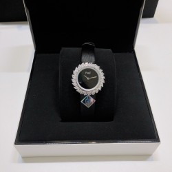 ❤️伯爵-PIAGET 全新高级珠宝系列，18K白金.玫瑰金，镶饰24颗马眼型切割美钻（约3.84克拉）是高级珠宝制作的一大挑战；钻石散发的耀眼光芒，皮带采用轻柔的缎面材质，与钻石造型形成优雅对比。原装尺寸31X7.8mm
