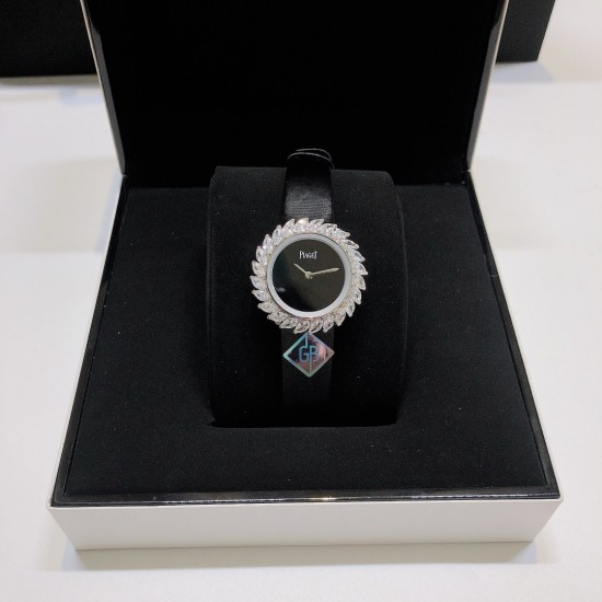 ❤️伯爵-PIAGET 全新高级珠宝系列,18K白金.玫瑰金,镶饰24颗马眼型切割美钻(约3.84克拉)是高级珠宝制作的一大挑战;钻石散发的耀眼光芒,皮带采用轻柔的缎面材质,与钻石造型形成优雅对比。原装尺寸31X7.8mm ❤️伯爵-PIAGET 全新高级珠宝系列,18K白金.玫瑰金,镶饰24颗马眼型切割美钻(约3.84克拉)是高级珠宝制作的一大挑战;钻石散发的耀眼光芒,皮带采用轻柔的缎面材质,与钻石造型形成优雅对比。原装尺寸31X7.8mm
