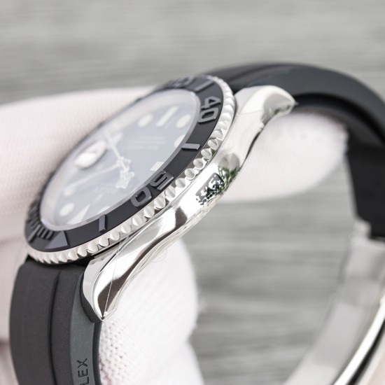 C厂 劳力士 ROLEX FC1 游艇名仕YACHT-MASTER 42mm 新品白游艇。正品开模，双向旋转外圈，不再松松垮垮，力度手感正品调教；亚洲手腕尺寸橡胶胶带按正品工艺包覆金属片，搭载2824全自动机械机芯 持久耐用且舒服；表壳上的钢印跟正品一样，不是普通刻字
