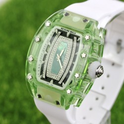 实拍 理查德•米勒清凉夏日最新款RichardMille RM 07-02✨酒桶形表壳由整块绿色由有机玻璃打造而成，配用原装西铁城全自动机芯，顶级橡树表带。尺寸为46mmx32mmx14mm。表壳加工无论从工程还是技术角度都堪称挑战，没有丝毫容错空间。女装腕表以著名的鸡尾酒及其蕴含的精神思潮为灵感。