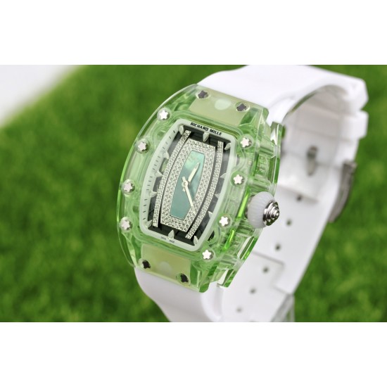 实拍 理查德•米勒清凉夏日最新款RichardMille RM 07-02✨酒桶形表壳由整块绿色由有机玻璃打造而成,配用原装西铁城全自动机芯,顶级橡树表带。尺寸为46mmx32mmx14mm。表壳加工无论从工程还是技术角度都堪称挑战,没有丝毫容错空间。女装腕表以著名的鸡尾酒及其蕴含的精神思潮为灵感。 实拍 理查德•米勒清凉夏日最新款RichardMille RM 07-02✨酒桶形表壳由整块绿色由有机玻璃打造而成,配用原装西铁城全自动机芯,顶级橡树表带。尺寸为46mmx32mmx14mm。表壳加工无论从工程还是技术角度都堪称挑战,没有丝毫容错空间。女装腕表以著名的鸡尾酒及其蕴含的精神思潮为灵感。